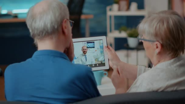 Elder patients with toothache using videocall to talk to dentist — Stock Video