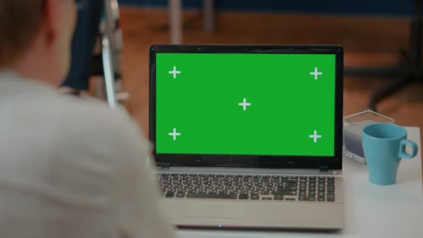 緑の画面と現代のラップトップを使用してシニア女性 — ストック動画