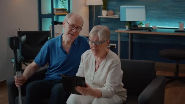 Старша пара розмовляє з родичами під час онлайн-конференції — стокове відео