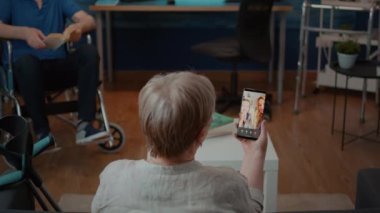 Videoda kızıyla yeğeniyle konuşan yaşlı bir kadın var.