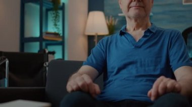 Kronik engelli emeklilerin portresi kanepede oturuyor.