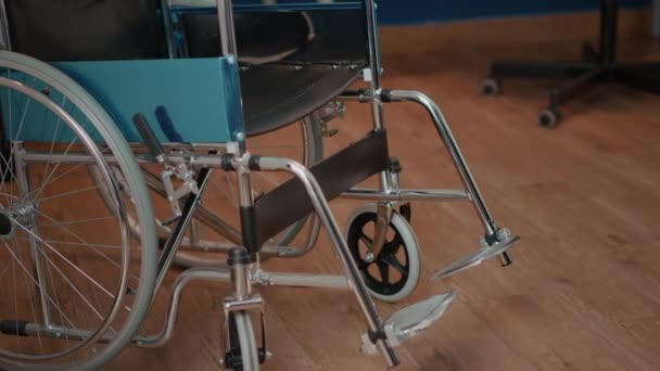 Nadie en salón con silla de ruedas para dar movilidad y apoyo — Vídeos de Stock