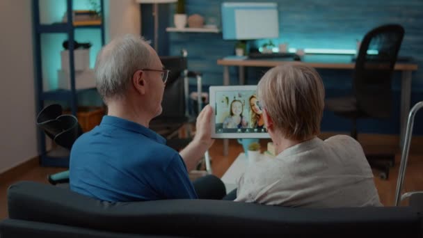 Vieux couple attenting video call réunion avec femme et petite fille — Video