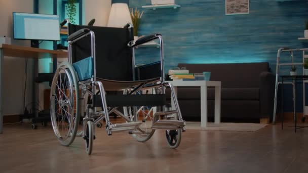 Empty wheelchair in living room to help with mobility and transportation — Stock Video