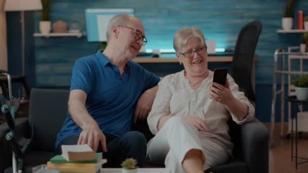 Casal aposentado conversando com a família em videochamada remota — Vídeo de Stock