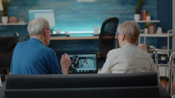 Idosos que frequentam reunião de videocall com parentes no hospital — Vídeo de Stock