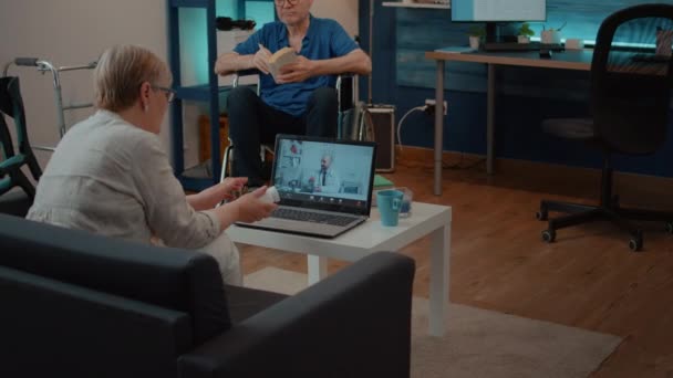 Patiënt in gesprek met arts op video gesprek overleg — Stockvideo