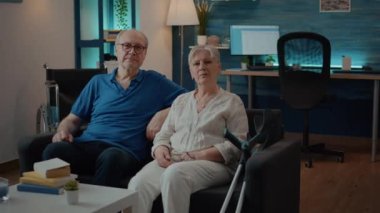 Evde fiziksel engelli yaşlı bir çiftin portresi