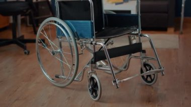 Oturma odasında kronik sakatlığa yardım edecek tekerlekli sandalyesi olan kimse yok.