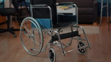 Fiziksel engelliler için tekerlekli sandalyeli boş bir oturma odası.