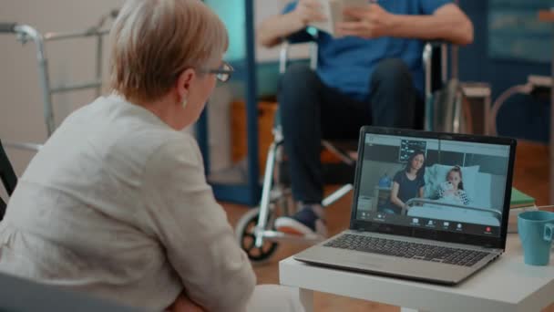 Mulher idosa reunião em videocall on-line com a família — Vídeo de Stock