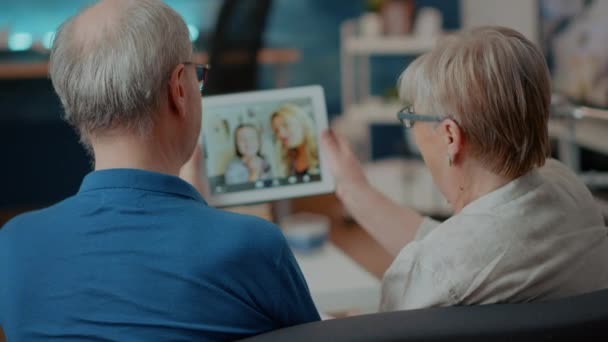 Pessoas aposentadas usando teleconferência on-line para chamar a família — Vídeo de Stock