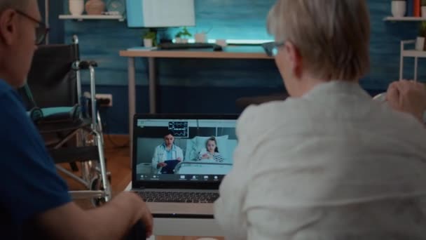 Mężczyzna i kobieta za pomocą połączenia internetowego, aby porozmawiać z lekarzem i dzieckiem — Wideo stockowe