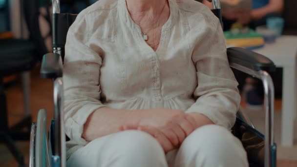 Porträtt av äldre kvinna som sitter i rullstol hemma — Stockvideo