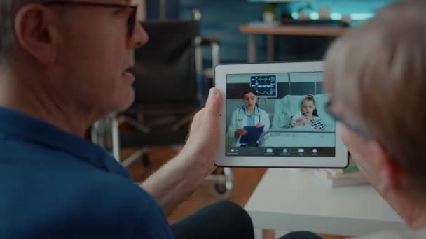 Casal aposentado segurando tablet digital para falar sobre videochamada — Vídeo de Stock