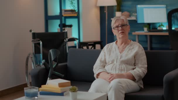 POV της ηλικιωμένης γυναίκας που μιλά σε απευθείας σύνδεση βιντεοδιάσκεψη — Αρχείο Βίντεο