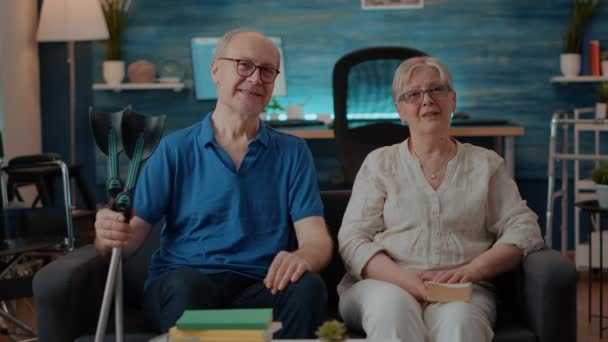 POV dari pasangan pensiunan melambaikan tangan di webcam konferensi video — Stok Video