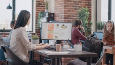 Bekar anne başlangıç projesi planlıyor ve langırt oynayan çocuğa bakıyor.