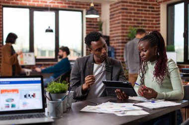 Şirket istatistiklerini gösteren tablet bilgisayarı tutan girişimci