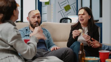 İş arkadaşlarının yakınları yapışkan notlarla tahmin oyunu oynarlar