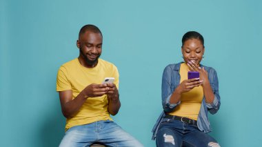 Modern insanlar arıyor, akıllı telefon ekranı kullanıyor ve teknolojiyi eğlenmek için kullanıyor.