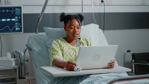 Mulher usando laptop para falar com amigos em videochamada — Fotografia de Stock