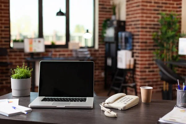 Skrivbord med laptop och telefon på tom startplats — Stockfoto