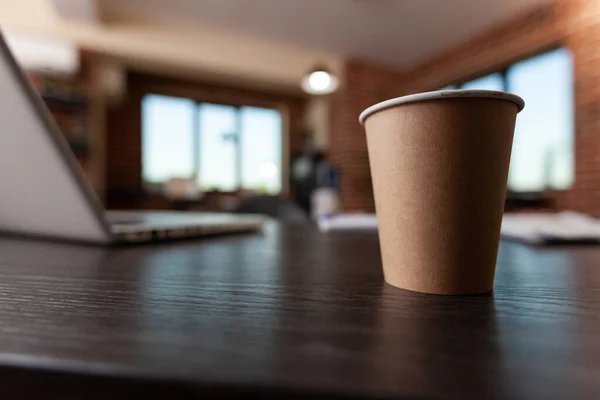 Gros plan de tasse à café en plastique sur un bureau en bois — Photo