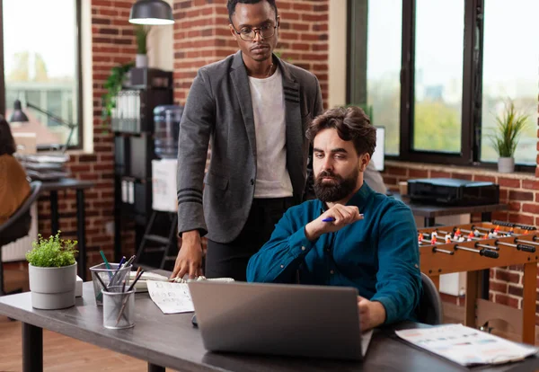 Des hommes d'affaires multiraciaux réfléchissent à des idées de projet marketing — Photo