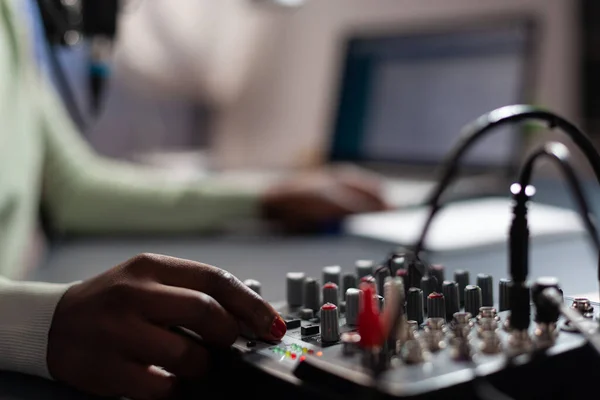 Sluiten van influencer vrouw controleren geluid van professionele mixer — Stockfoto