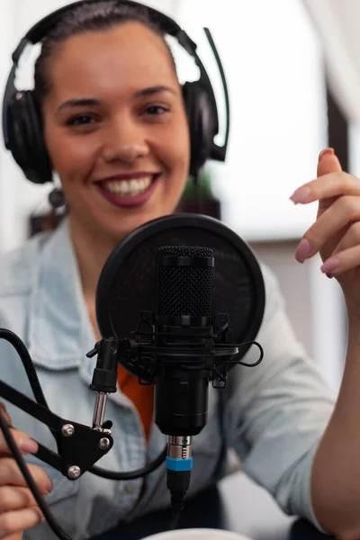 Gros plan de femme souriante influenceur parler dans le microphone. — Photo