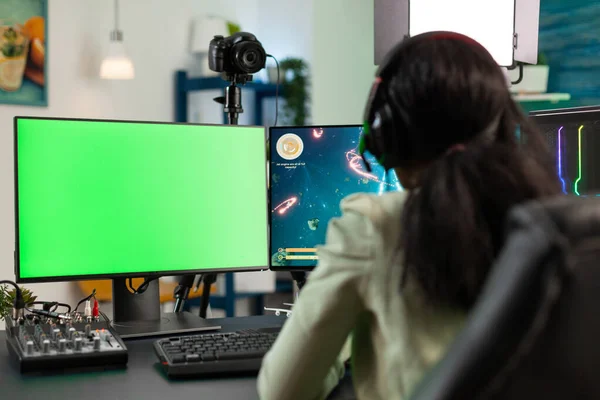 Odaklanmış oyuncu kadın oyun turnuvası sırasında online video oyunları oynuyor — Stok fotoğraf