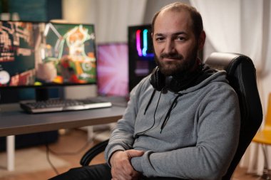 Canlı yayında video oyunu oynayan adamın portresi