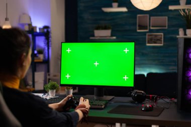 Bilgisayarda yatay yeşil ekran kullanan oyuncu