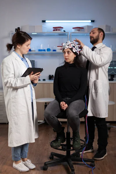 여성 환자에게 신경학적 질환 의증 상을 설명하는 과학자 — 스톡 사진