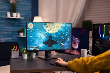 Uzay nişancısı video oyunları oynayan kadın oyuncunun yakınlaşması