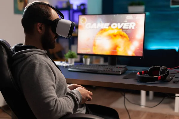 Volwassen met behulp van vr bril om videospelletjes te spelen op de computer — Stockfoto