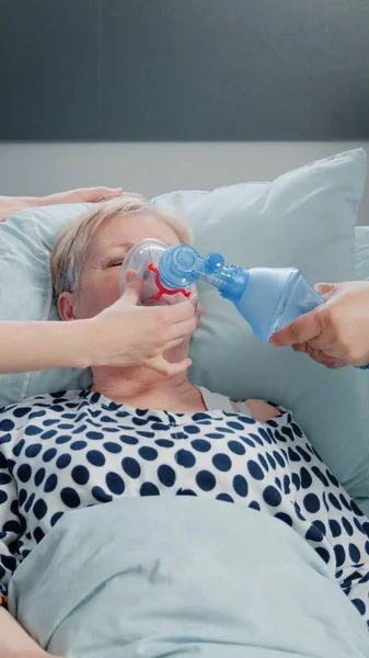 Médico y enfermera usando tubo de oxígeno para la mujer hiperventilante — Foto de Stock