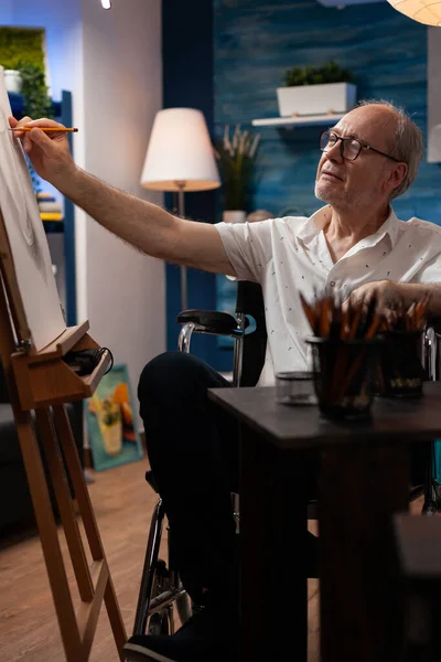 Citoyen âgé dessinant encore la nature sur chevalet dans le studio d'art à la maison pour passe-temps et loisirs — Photo