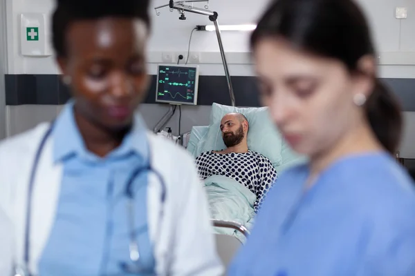 Mann fühlt sich krank mit niedriger spo2-Sättigung wartet auf Arzt und Krankenschwester, um eine Diagnose zu finden — Stockfoto