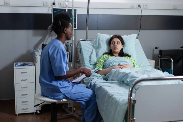 Zdravotní sestra monitorovat vitální funkce pacienta během každodenní návštěvy konzultační žena s nízkým Spo2 nasycení — Stock fotografie