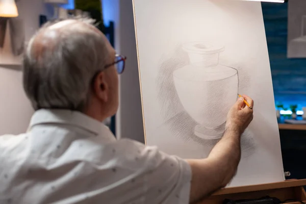 Retrato de homem idoso trabalhando no desenho ainda objeto obra-prima — Fotografia de Stock