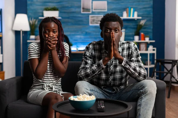 Scioccato africano americano coppia guardando tragiche notizie — Foto Stock
