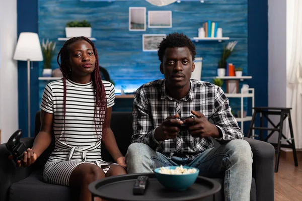 Afrykański Amerykanin gra w gry wideo na konsoli — Zdjęcie stockowe