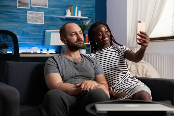 Sorrindo afro-americana tomando selfie usando smartphone moderno — Fotografia de Stock