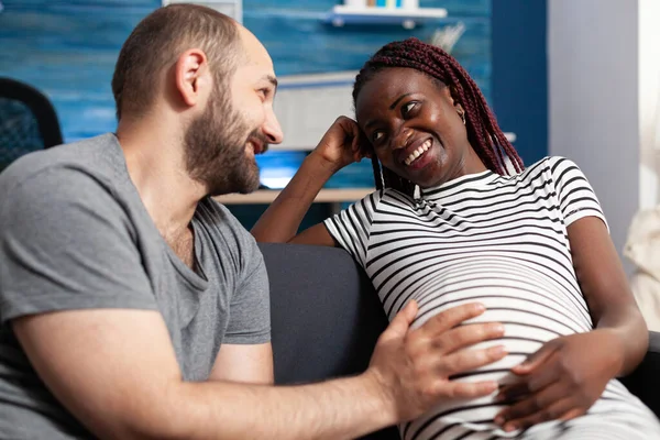 Feliz grávida multiétnico jovem casal sorrindo para o outro — Fotografia de Stock