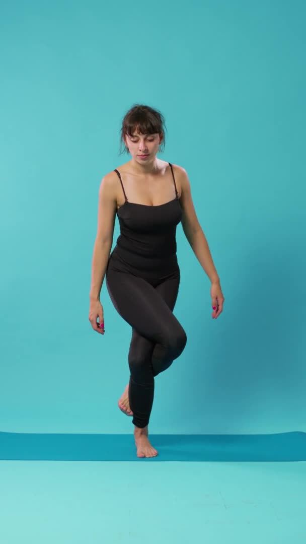Κάθετη βίντεο: Fit γυναίκα κάνει άσκηση ισορροπίας μετά την άσκηση δραστηριότητα προπόνηση — Αρχείο Βίντεο