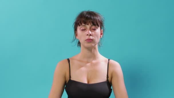 Porträtt av kvinna som sitter med slutna ögon och tar djupa andetag — Stockvideo