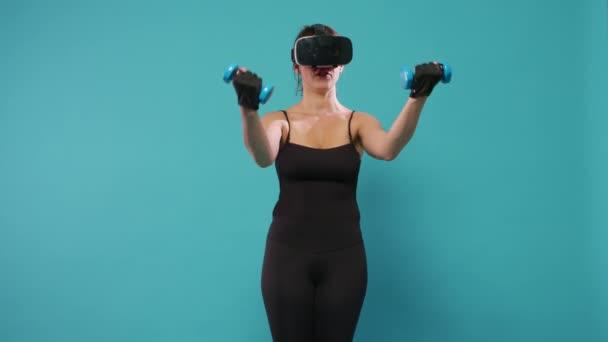 Sporcu, dambıl ve VR gözlükleriyle antrenman yapıyor. — Stok video