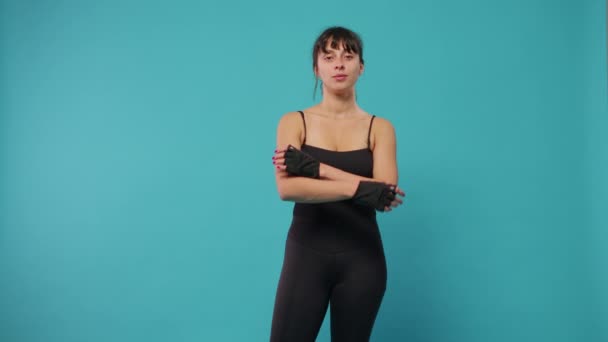 腕を持つ女性の肖像ヨガの訓練のために準備を渡った — ストック動画